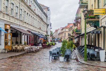 KAUNAS, LITHUANIA - AUGUST 16, 2016: Open air cafes at Vilniaus gatve street in Kaunas, Lithuania.のeditorial素材