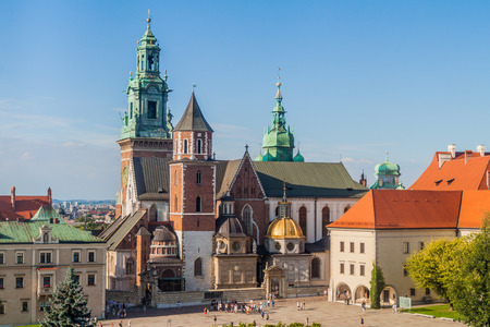KRAKOW, POLAND - SEPTEMBER 4, 2016: Tourists visit Wawel castle in Krakow, Polandのeditorial素材