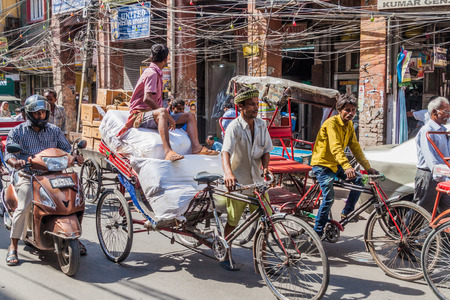 DELHI, INDIA - OCTOBER 22, 2016: Street traffic in the center of Delhi, India.のeditorial素材