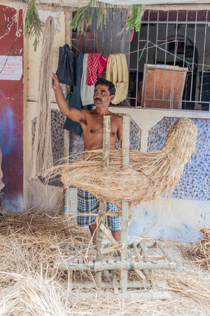 KOLKATA, INDIA - OCTOBER 31, 2016: Workshop manufacturing idols of hindu gods. Kolkata, Indiaのeditorial素材