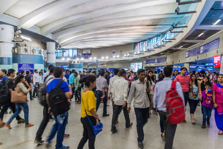 DELHI, INDIA - OCTOBER 22, 2016: Commuters in Rajiv Chowk metro station in the center of Delhi, India.のeditorial素材