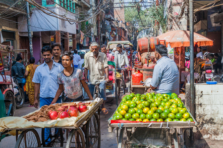 DELHI, INDIA - OCTOBER 22, 2016: Street traffic in the center of Delhi, India.のeditorial素材