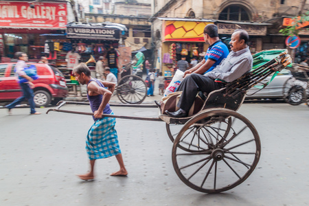 KOLKATA, INDIA - OCTOBER 27, 2016: Pulled rickshaw in the center of Kolkata, Indiaのeditorial素材