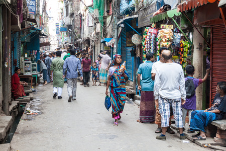 DHAKA, BANGLADESH - NOVEMBER 22, 2016: Narrow street in Old Dhaka, Bangladeshのeditorial素材