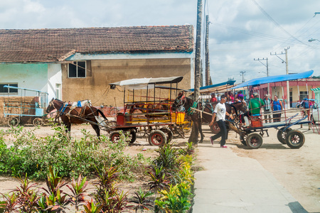 JAGUEY GRANDE, CUBA - FEB 16, 2016: BHorse carriages wait for customers in Jaguey Grande town, Cubaのeditorial素材