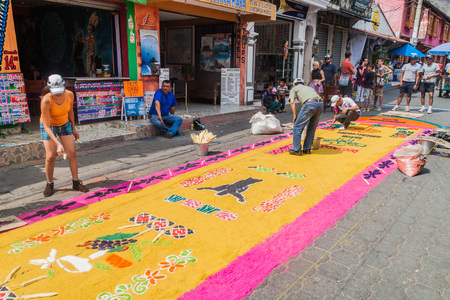 PANAJACHEL, GUATEMALA - MARCH 25, 2016: People decorate Easter carpets in Panajachel village, Guatemala.のeditorial素材