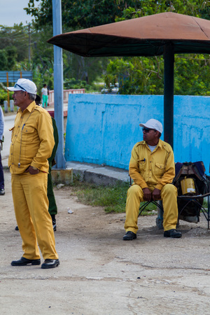 SANCTI SPIRITUS, CUBA - FEB 8, 2016: Road spot with Amarillos (The Yellow Ones), who stop cars and oblige the driver to give a lift to the people waiting on the street. Sancti Spiritus, Cubaのeditorial素材