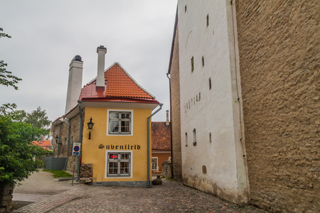 TALLINN, ESTONIA - AUGUST 22, 2016: Narrow cobbled streets in Toompea district in Tallinn.のeditorial素材