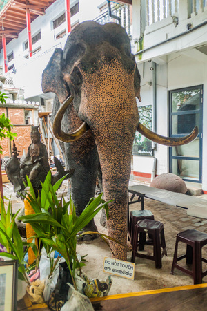COLOMBO, SRI LANKA - JULY 26, 2016: Exhibits in Gangaramaya Buddhist Temple in Colombo, Sri Lankaのeditorial素材