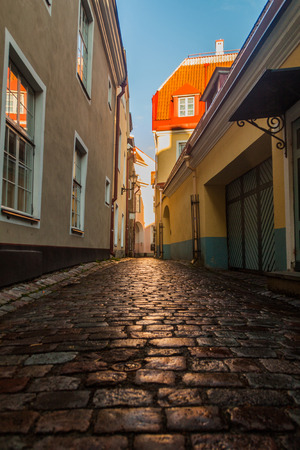 Narrow cobbled Rahukohtu street in Toompea district in Tallinn, Estoniaの写真素材