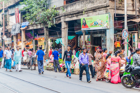KOLKATA, INDIA - OCTOBER 30, 2016: Street traffic in the center of Kolkata, Indiaのeditorial素材
