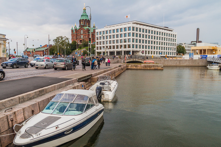 HELSINKI, FINLAND - AUGUST 25, 2016: People walk on a pier in Helsinki harbor, Finlandのeditorial素材