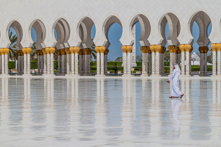 ABU DHABI, UAE - MARCH 9, 2017: Local man walks at the courtyard of Sheikh Zayed Grand Mosque in Abu Dhabiのeditorial素材