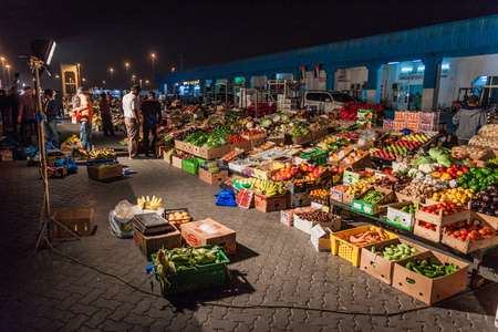 ABU DHABI, UAE - MARCH 9, 2017: Night view of fruit and vegetable stalls at Al Mina market in Abu Dhabi.のeditorial素材
