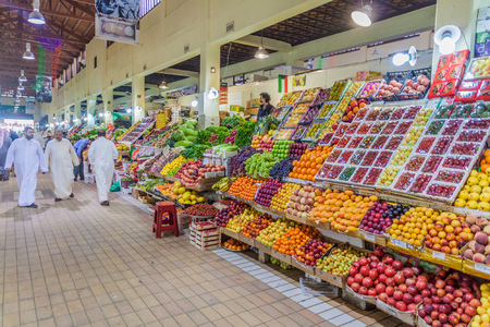 KUWAIT CITY, KUWAIT - MARCH 17, 2017: Fruit stalls in the Souq (market) in Kuwait city.のeditorial素材