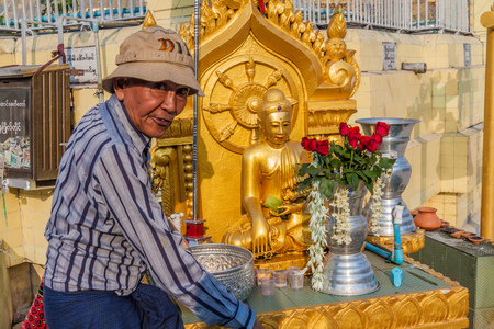 YANGON, MYANMAR - DECEMBER 15, 2016: Local man at Botataung Paya pagoda in Yangon, Maynmarのeditorial素材