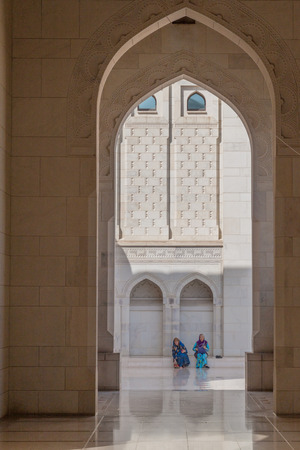 MUSCAT, OMAN - FEBRUARY 22, 2017: Visitors of Sultan Qaboos Grand Mosque in Muscat, Omanのeditorial素材