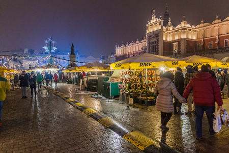 KRAKOW, POLAND - DECEMBER 3, 2017: Christmas market stalls at the medieval square Rynek Glowny in Krakow, Polandのeditorial素材