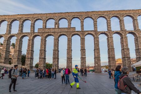 SEGOVIA, SPAIN - OCTOBER 20, 2017: View of the Roman Aqueduct in Segovia, Spainの写真素材