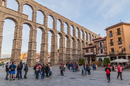 SEGOVIA, SPAIN - OCTOBER 20, 2017: View of the Roman Aqueduct in Segovia, Spainの写真素材