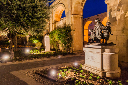 VALLETTA, MALTA - NOVEMBER 6, 2017: Upper Barrakka Gardens in Valletta with various sculptures, Maltaのeditorial素材