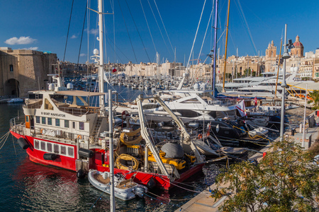 BIRGU, MALTA - NOVEMBER 7, 2017: Boats between Senglea and Birgu towns, Maltaのeditorial素材