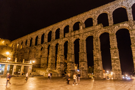 SEGOVIA, SPAIN - OCTOBER 19, 2017: Evening view of Roman Aqueduct in Segovia, Spainのeditorial素材