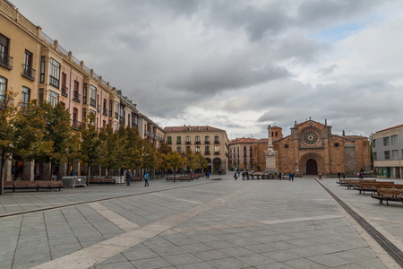 AVILA, SPAIN - OCTOBER 19, 2017: Santa Teresa de Jesus square and San Pedro Apostol church in Avila.のeditorial素材
