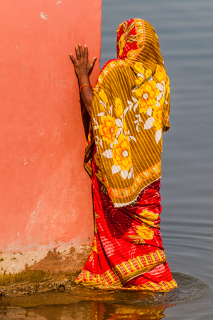 SONA MASJID, BANGLADESH - NOVEMBER 11, 2016: Local woman at the grounds of Tahkhana Palace ruins in Bangladeshのeditorial素材