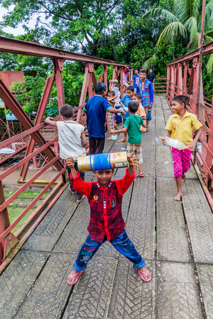 SRIMANGAL, BANGLADESH - NOVEMBER 4, 2016: Children on a pedestrian overpass over the Train Station in Srimangal, Bangladeshのeditorial素材