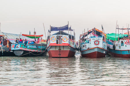 PASUR, BANGLADESH - NOVEMBER 13, 2016: Boats at the beach at Dublar Char (Dubla island) from Pasur river, Bangladesh. They brought hindu pilgrims for Rash Mela festival.のeditorial素材