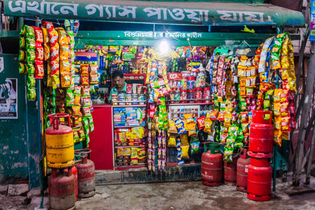 RAJSHAHI, BANGLADESH - NOVEMBER 9, 2016: Small food store in Rajshahi, Bangladeshのeditorial素材