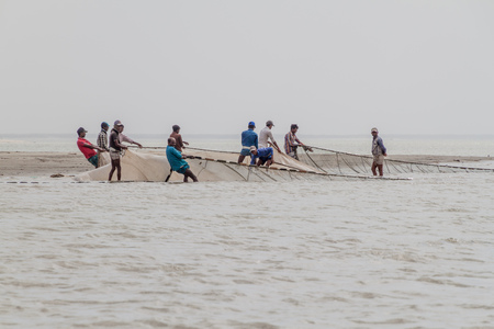JAMUNA, BANGLADESH - NOVEMBER 7, 2016: Local fishermen on in Jamuna river, Bangladeshのeditorial素材