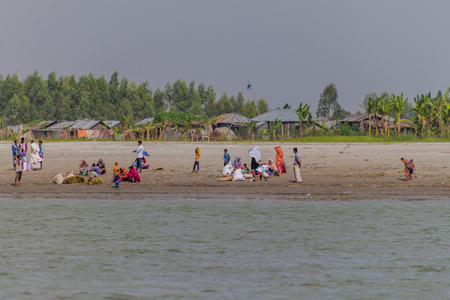 JAMUNA, BANGLADESH - NOVEMBER 7, 2016: Local people on a char (sandbank island) in Jamuna river near Bogra, Bangladesh.のeditorial素材