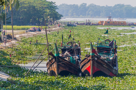 KATCHA, BANGLADESH - NOVEMBER 19, 2016: Wooden boats and Chrkhali (Charkhali) Ferry Terminal on Katcha (Kacha) river, Bangladeshのeditorial素材