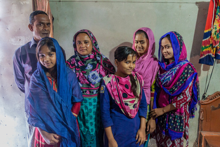 KHULNA, BANGLADESH - NOVEMBER 17, 2016: Portrait of a local family in Khulna, Bangladeshのeditorial素材