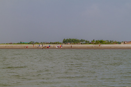 JAMUNA, BANGLADESH - NOVEMBER 7, 2016: Local people on a char (sandbank island) in Jamuna river near Bogra, Bangladesh.のeditorial素材