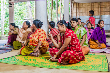 RAMNAGAR, BANGLADESH - NOVEMBER 4, 2016: Hindu women in a temple in Ramnagar village near Srimangal, Bangladeshのeditorial素材