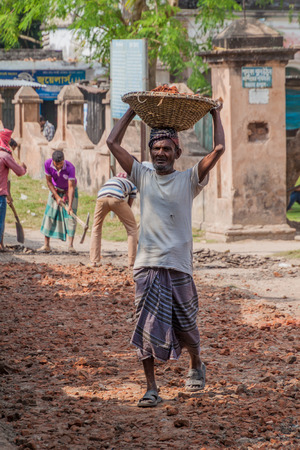 PUTHIA, BANGLADESH - NOVEMBER 10, 2016: Workers on a road in Puthia, Bangladeshのeditorial素材