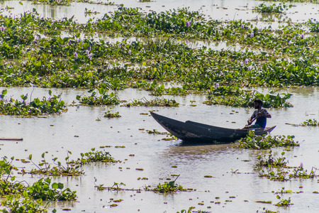 BALASWAR, BANGLADESH - NOVEMBER 19, 2016: Lone man in a canoe on Balaswar river, Bangladeshのeditorial素材