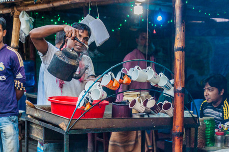 RAJSHAHI, BANGLADESH - NOVEMBER 10, 2016: Tea stall in Rajshahi, Bangladeshのeditorial素材