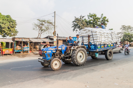KANTANAGAR, BANGLADESH - NOVEMBER 8, 2016: Tractor with a loaded trailer in Kantanagar village near Dinajpur, Bangladeshのeditorial素材