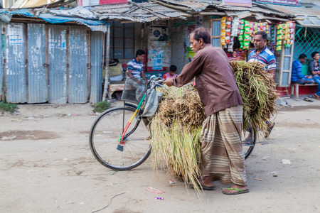 JAIPURHAT, BANGLADESH - NOVEMBER 6, 2016: Local man with a loaded bicycle in Jaipurhat, Bangladeshのeditorial素材