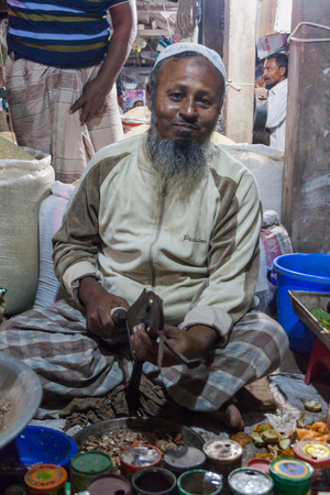 MORRELGANJ, BANGLADESH - NOVEMBER 18, 2016: Paan (betel leaf with areca nut) seller on a market in Morrelganj village, Bangladeshのeditorial素材