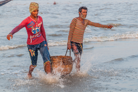 DUBLAR CHAR, BANGLADESH - NOVEMBER 14, 2016: Fishermen with their catch at Dublar Char (Dubla island), Bangladesh.のeditorial素材