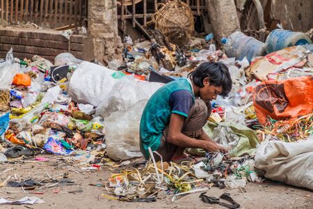 DHAKA, BANGLADESH - NOVEMBER 20, 2016: Local scavenger collects garbage in Dhaka, Bangladeshのeditorial素材