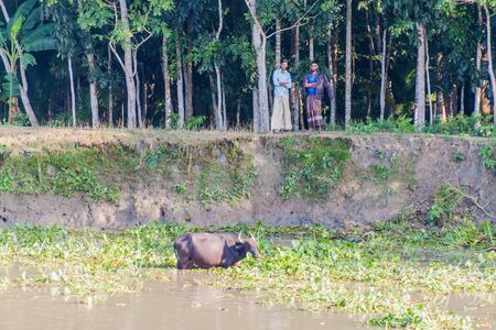 SANDHA RIVER, BANGLADESH - NOVEMBER 19, 2016: People on the banks of Sandha river, Bangladeshのeditorial素材