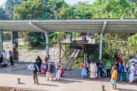 SANNASI, BANGLADESH - NOVEMBER 19, 2016: Sannasi village Launch Ghat (pier), Bangladeshのeditorial素材
