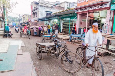 KHULNA, BANGLADESH - NOVEMBER 17, 2016: Rickshaws on a street in Khulna, Bangladeshのeditorial素材