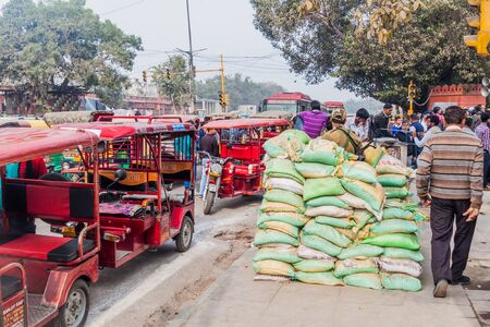 DELHI, INDIA - JANUARY 24, 2017: Soldier in an sand bag bunker on a street in Delhi.のeditorial素材